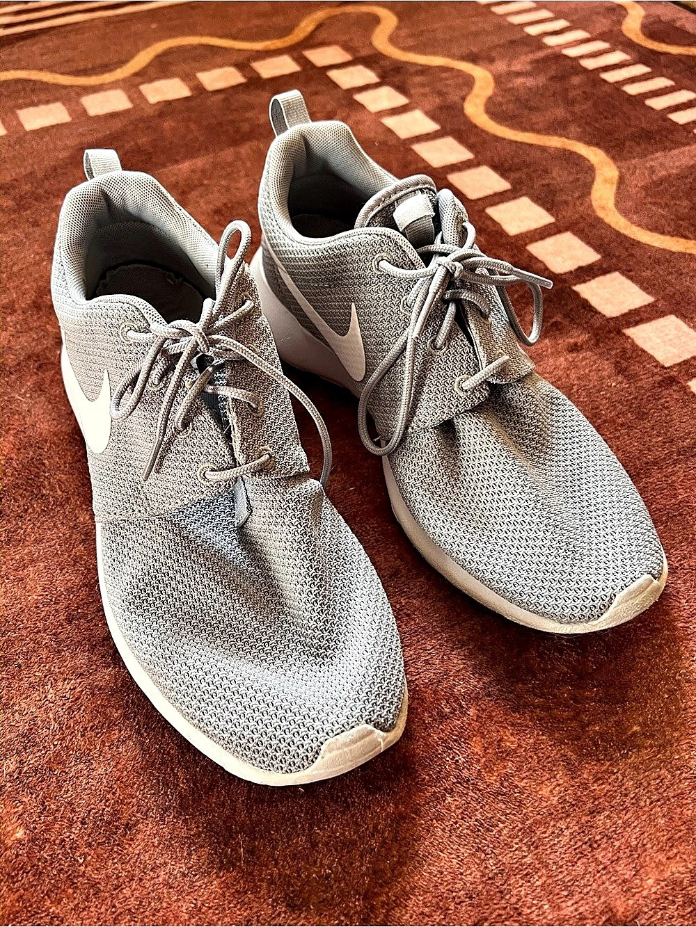 Nike Roshe One Wolf Grey Sneakers Gray & White US Women 9 Men’s 7.5